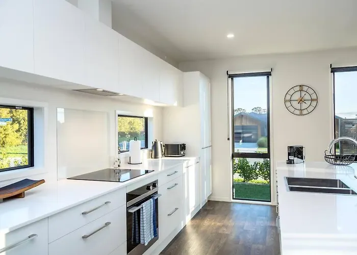 Luxe On Burgundy, Martinborough