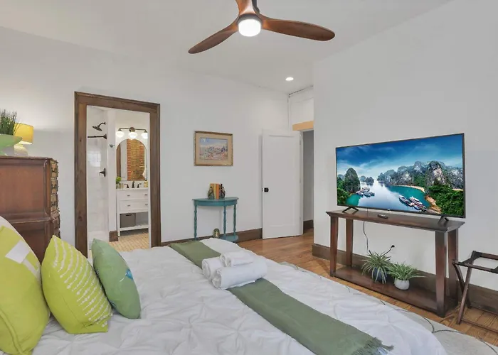 The Urban Oasis - 2 Bedroom - Great Location
