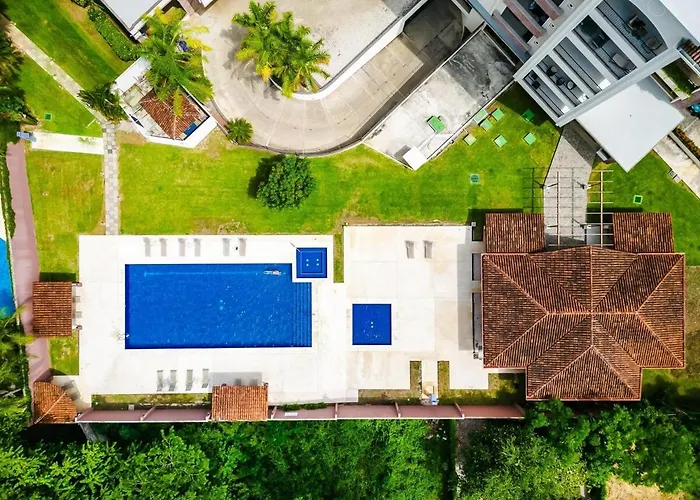 Ocean Views, Rooftop Terrace & Resort Pools