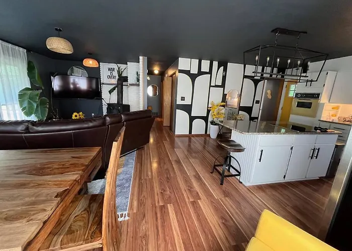 Vibrant Forest Retreat - Game Room, Spa, Fire Pit - Sleeps10
