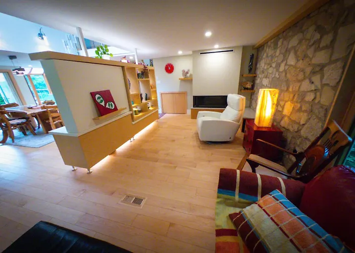 Riverside Retreat With Sauna & Hot Tub In Elora