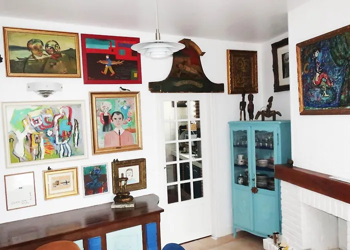 Une Chambre Et Des Tableaux