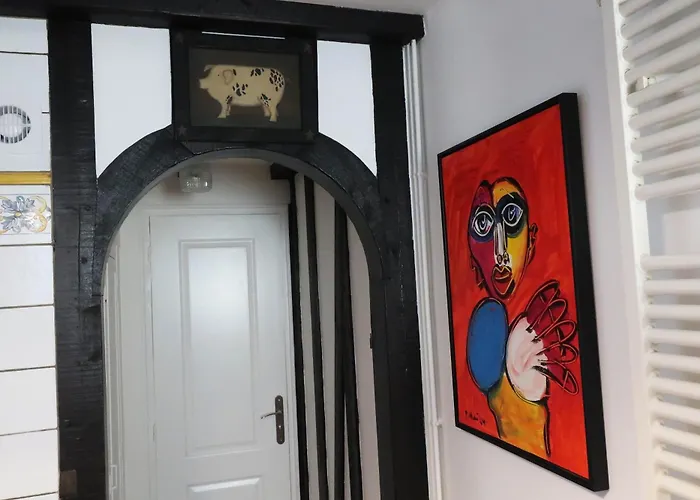 Une Chambre Et Des Tableaux
