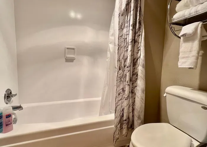 Lindell Motor Lodge - Downtown Cedar Falls Studio With Free Gated Parking!