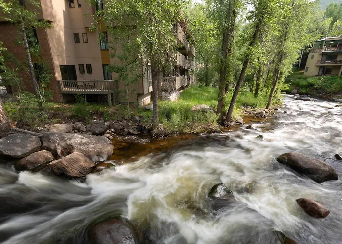 Riverfront Designer 2 Bedroom Walk To Gondola!