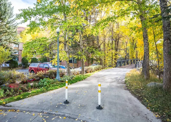 Riverfront Designer 2 Bedroom Walk To Gondola!