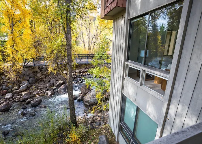 Riverfront Designer 2 Bedroom Walk To Gondola!