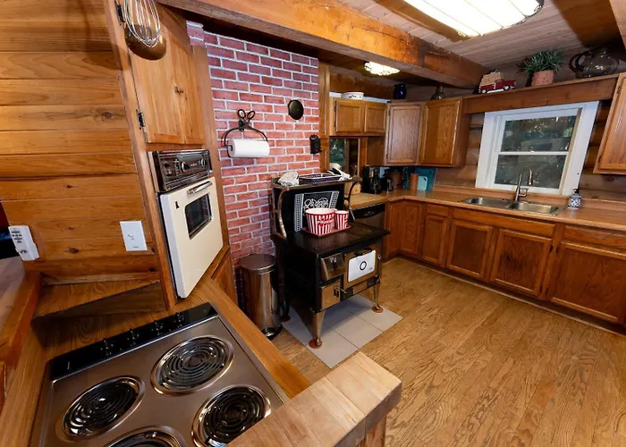 Private Forest Lodge Near Silverwood Theme Park - Sleeps 10