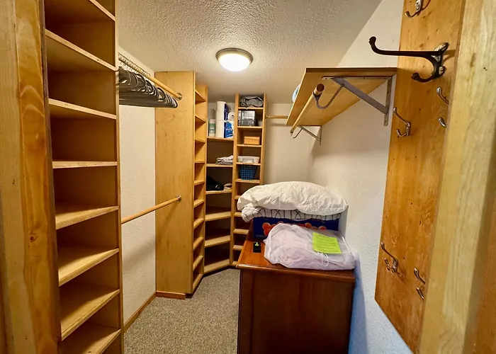 Cozy Cedar Cabin Near Silverwood Theme Park - Sleeps 5 - Quiet & Private