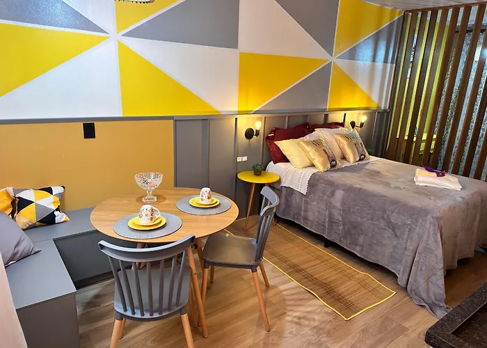 La vita hospedaria studio amarelo