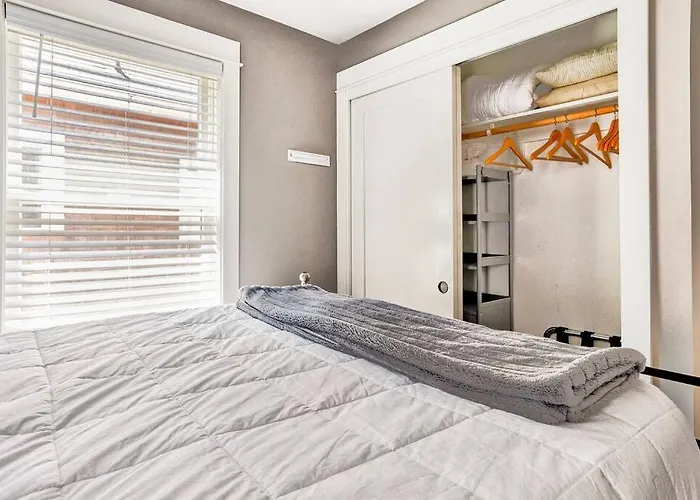 Seabrook 2 Bedroom Cottage With Hot Tub, Pets Ok