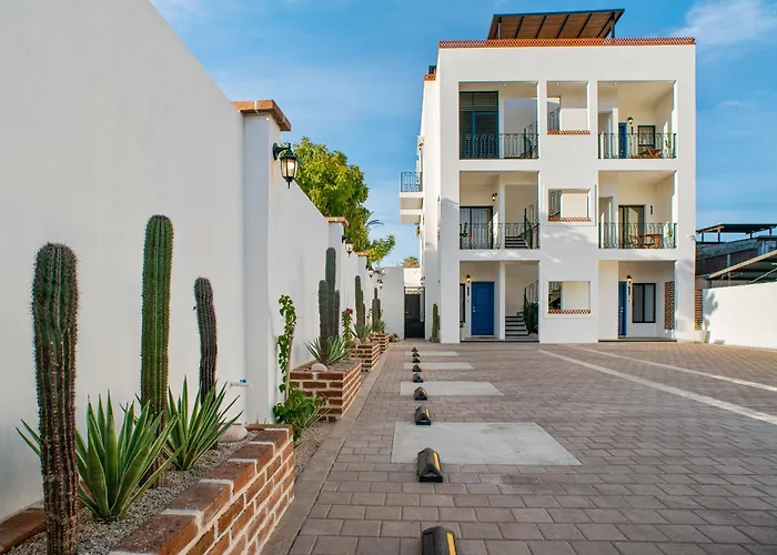 Pineda Suite #102 Two Blocks From The Malecon