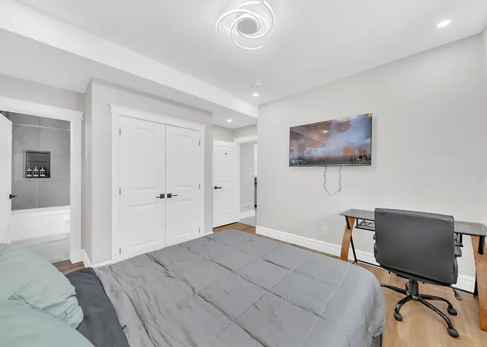 5 Bedrooms Modern Oasis In Downtown Area