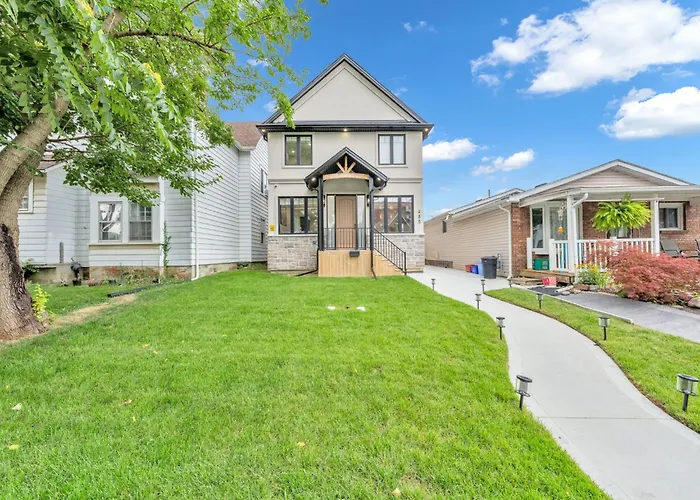 5 Bedrooms Modern Oasis In Downtown Area