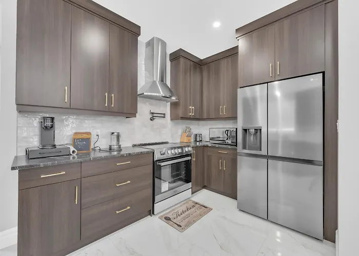 5 Bedrooms Modern Oasis In Downtown Area