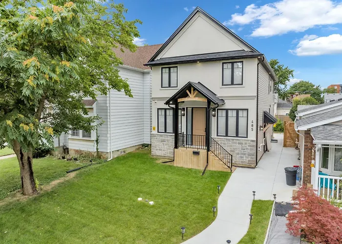 5 Bedrooms Modern Oasis In Downtown Area