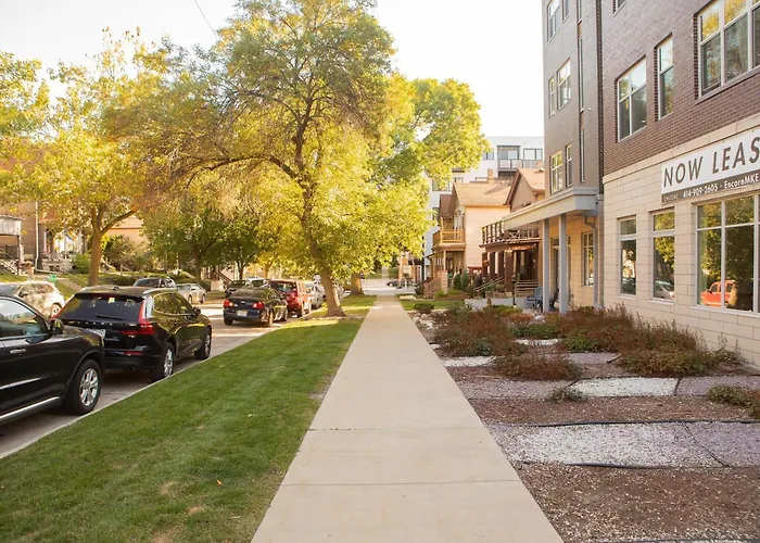 Brady St Oasis - Walkable & Quiet Neighborhood + Private Balcony - Sleeps 5
