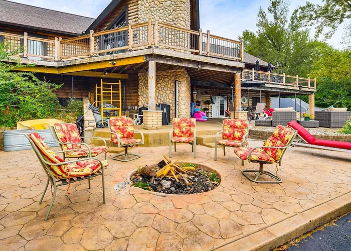 Fox River Luxury Estate: Pool, Sauna & Eagle Views