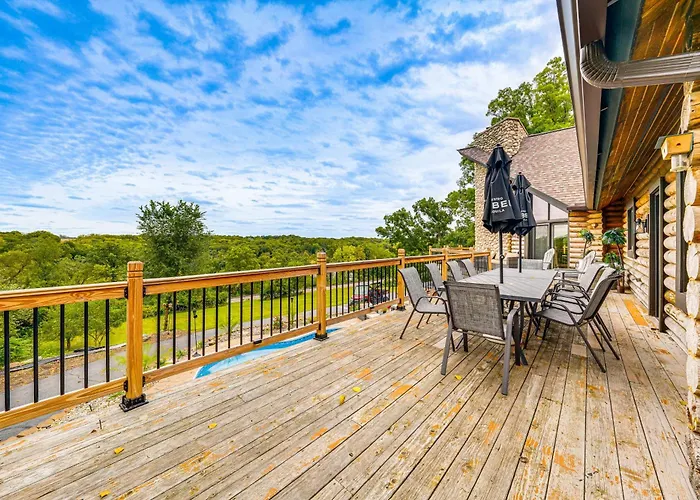 Fox River Luxury Estate: Pool, Sauna & Eagle Views