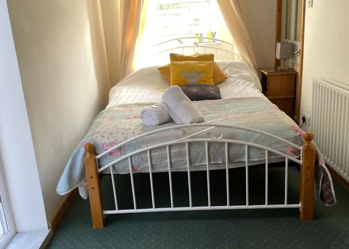 Rose Cottage Room Bee Happy