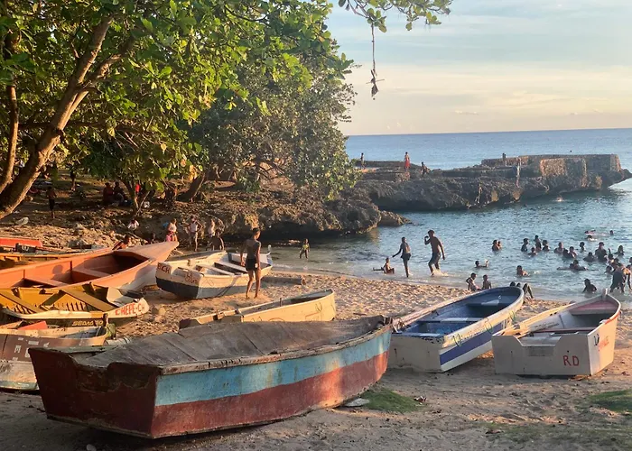 Apartamento Amueblado Caribe: Convenient Airport Retreat