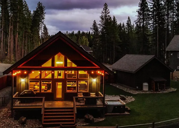 3Br Forest Cabin, Hot Tub, Game Room, Big Backyard