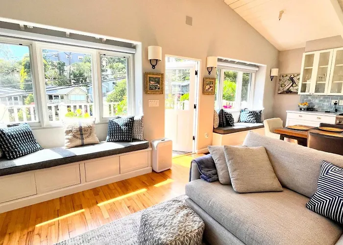 Gorgeous 3-Bdrm Home, Walk To Town And Beach