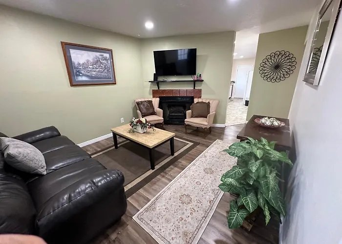 Amazing Duplex Close To Airport, Downtown