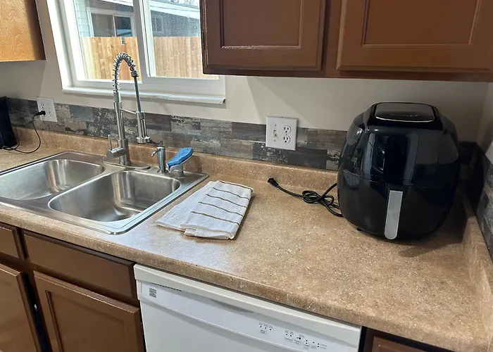 Amazing Duplex Close To Airport, Downtown