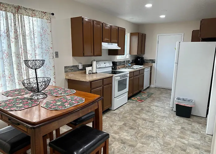 Amazing Duplex Close To Airport, Downtown