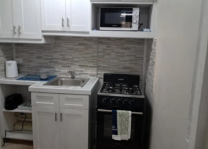 Michand Guest Apartment: Cozy Airport-Adjacent Stay