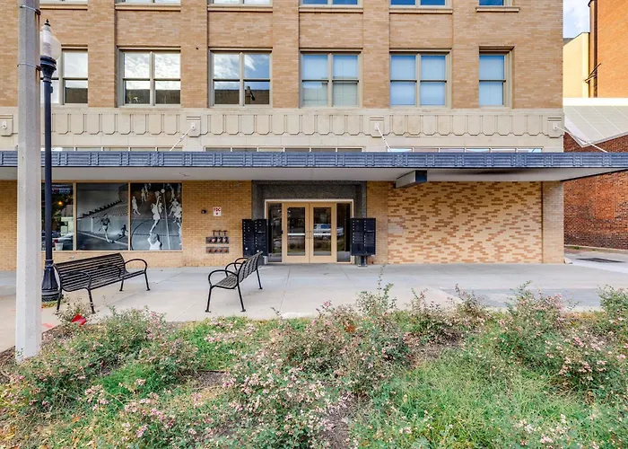 Walk To Unl Campus: Dtwn Lincoln Loft Apt!
