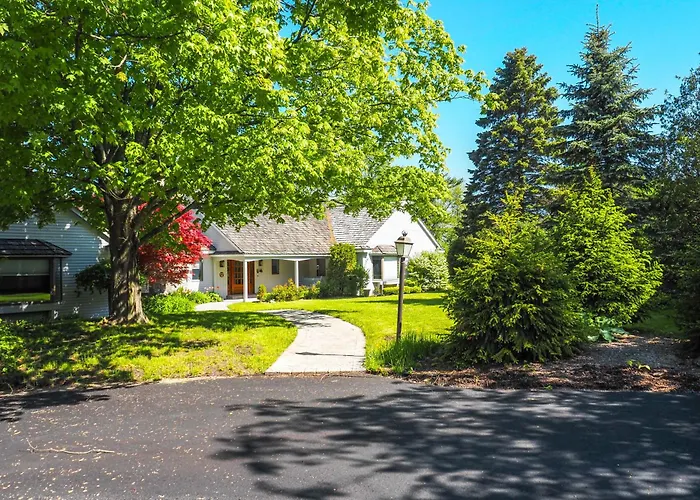 Waterfront Suttons Bay: Wine Trail, Pickleball Ct