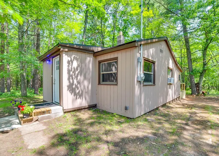 Sunroom, Deck & Grills: Marquette Cottage!