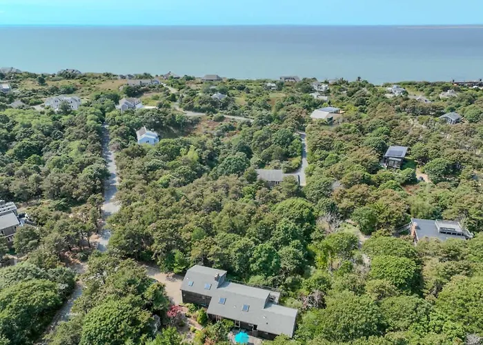 Stylistic Home And Easy Walk To The Beach