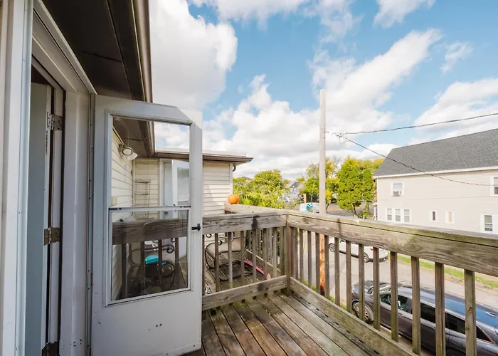 Apt 2Br Quincy Hideout W Balcony, Bathtub, Tv Near Wollaston Beach 74L