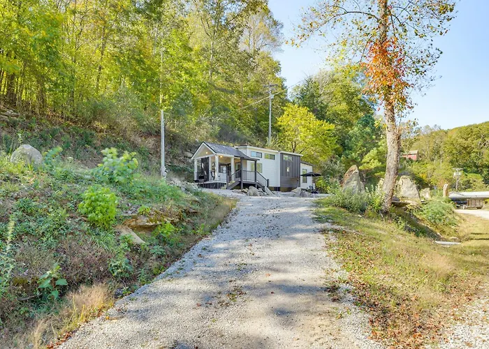 Deck, Grill & Pond: Modern Cookeville Gem