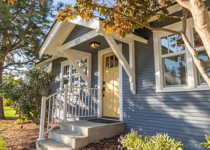Charming Cozy Cottage With Hot Tub