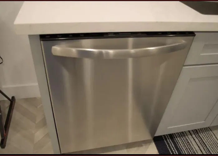 Modern Furnished 2Br 2Ba Oakland With Private Parking, Smart Lock & Ac
