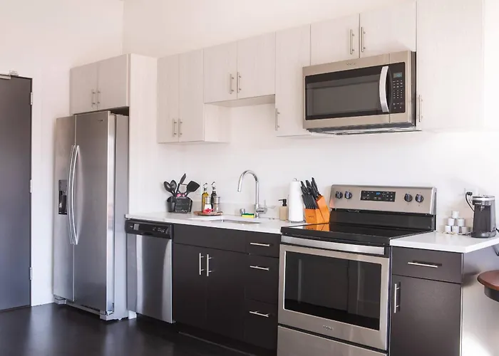 Modern Studio Apt With Rooftop, Gym, And Parking