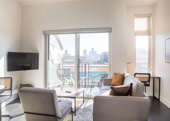 Modern Studio Apt With Rooftop, Gym, And Parking