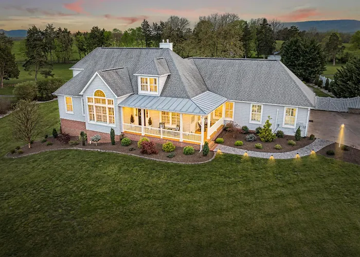 Amazing House - Movie & Game Room, Hot Tub, Fire Pit & Golf Course