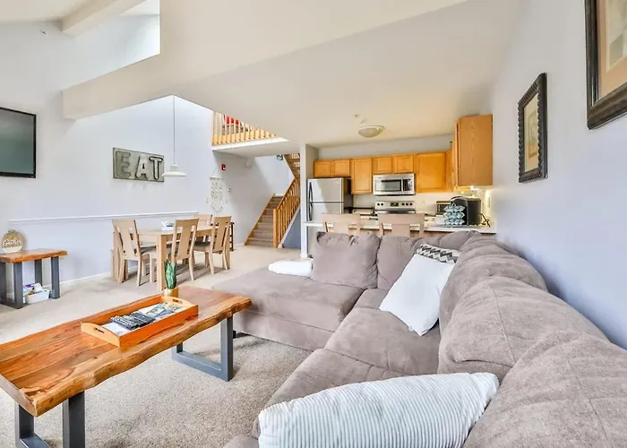 Spacious 3 Bedroom Condo Steps Away From Slopes