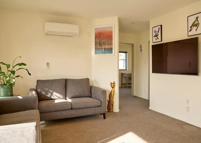 Handy Location, Ocean & Mountain Views, Spacious Yard - Kk46451