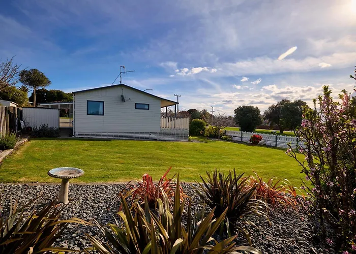 Handy Location, Ocean & Mountain Views, Spacious Yard - Kk46451
