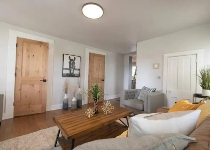 Hometown Haven- 3 Bedroom, Large Yard, Firepit