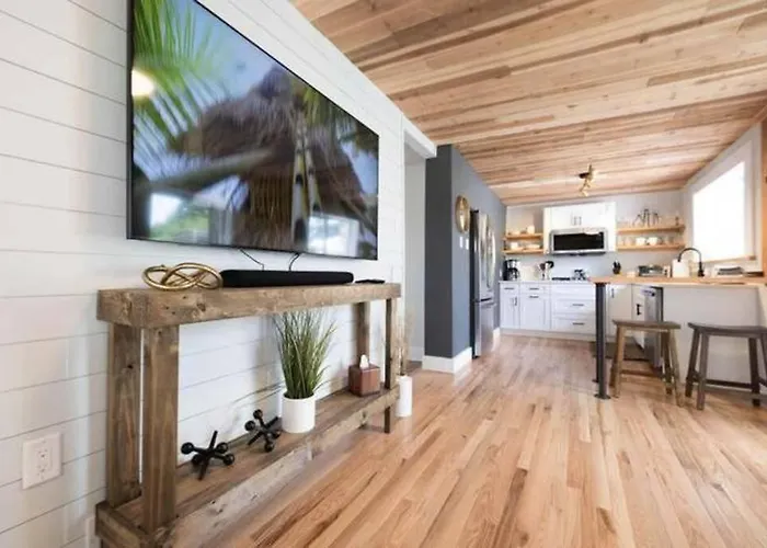 Hometown Haven- 3 Bedroom, Large Yard, Firepit