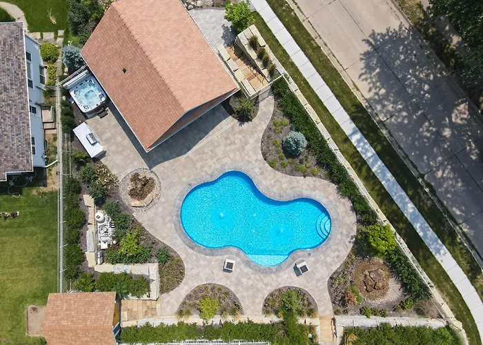Luxury Oasis Heated Pool, Hot Tub, Bbq