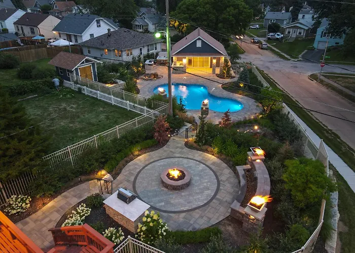 Luxury Oasis Heated Pool, Hot Tub, Bbq