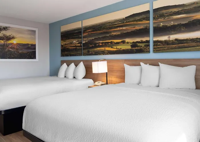Days Inn By Wyndham Neenah